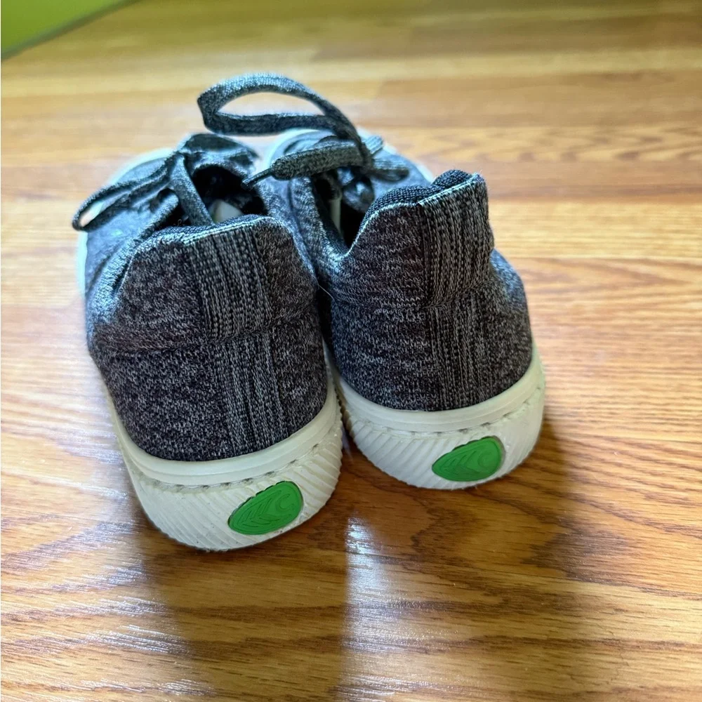 Cariuma Ibi Low Sneakers in Stone Gray Knit - Picture 3 of 6